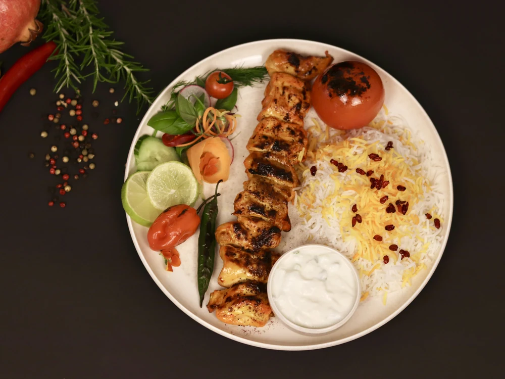Djudje – Safran-Hähnchenspieß mit Safranreis und Grilltomate