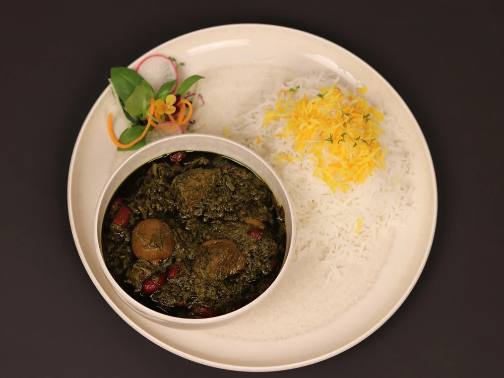 Ghorme Sabzi – geschmorte Kräutersauce mit Kidneybohnen, dazu Safranreis