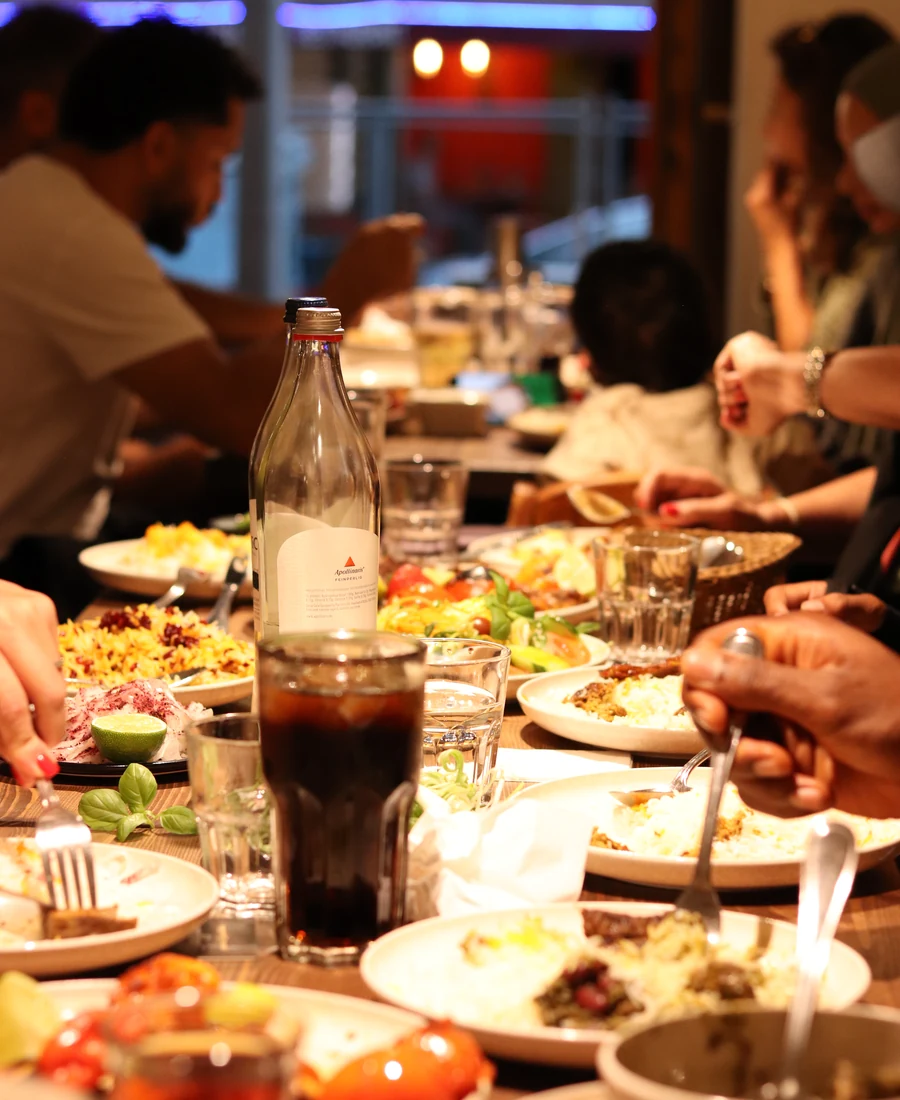 Gäste an einer festlich gedeckten Tafel im Restaurant Shayan